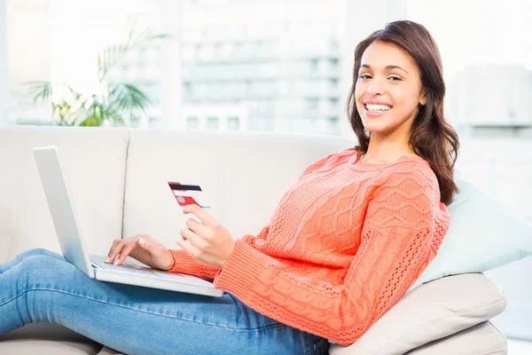 Smiling woman with a credit card — Stock Photo, Image