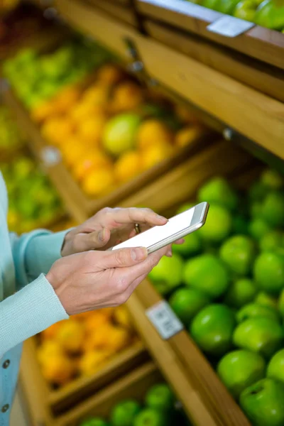 Visão de perto de uma mulher usando seu smartphone — Fotografia de Stock