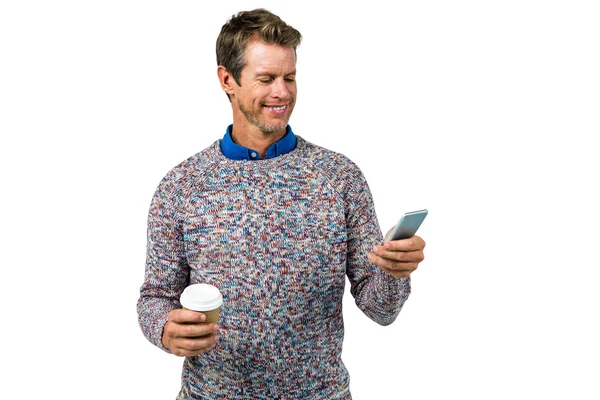 Hombre sonriente usando el teléfono móvil —  Fotos de Stock