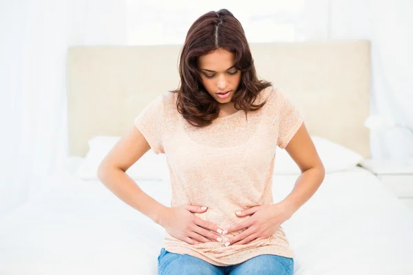 Casual sonriente mujer tocando su vientre — Foto de Stock