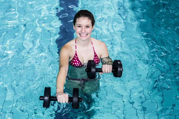 Sorrindo mulher apto fazendo aeróbica aqua — Fotografia de Stock