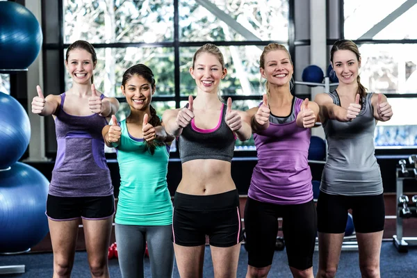 Glimlachende vrouwen poseren samen — Stockfoto