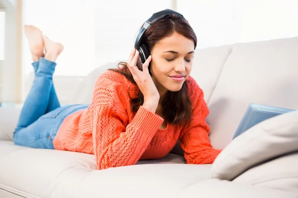 Smiling woman listening music — Stock Photo, Image