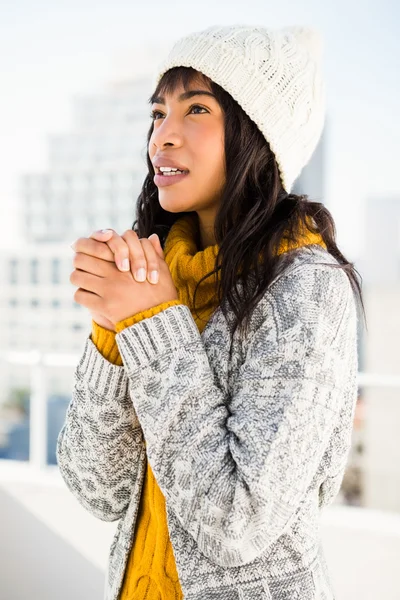 Lachende vrouw dragen winterkleren — Stockfoto