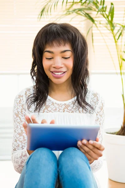 Leende kvinna med digital tablet — Stockfoto