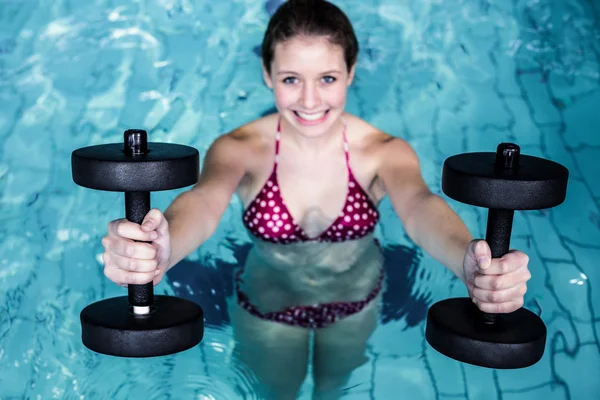 Sorrindo mulher apto fazendo aeróbica aqua — Fotografia de Stock