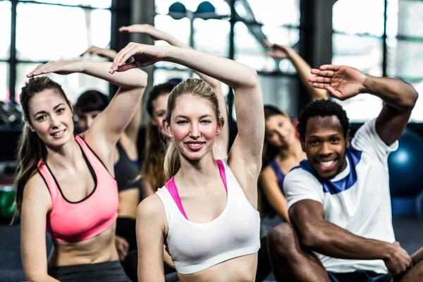 Fit lachende groep doen oefening — Stockfoto