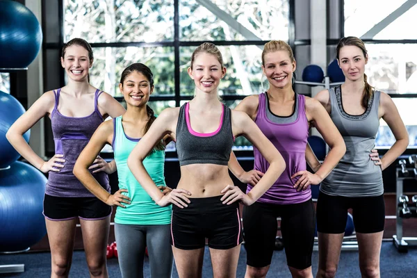 Mujeres sonrientes posando juntas — Foto de Stock