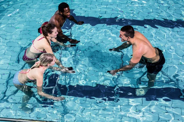 Clase de fitness haciendo aeróbic acuático en bicicletas estáticas — Foto de Stock