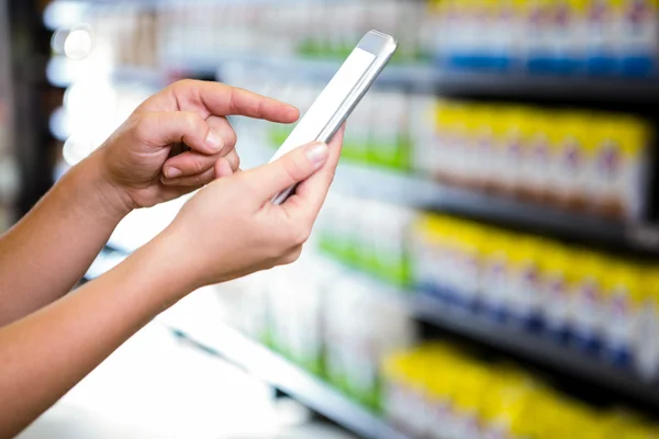 Cropped view of woman using her smartphone — Stock Photo, Image