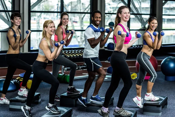 Ajuste grupo sonriente haciendo ejercicio —  Fotos de Stock