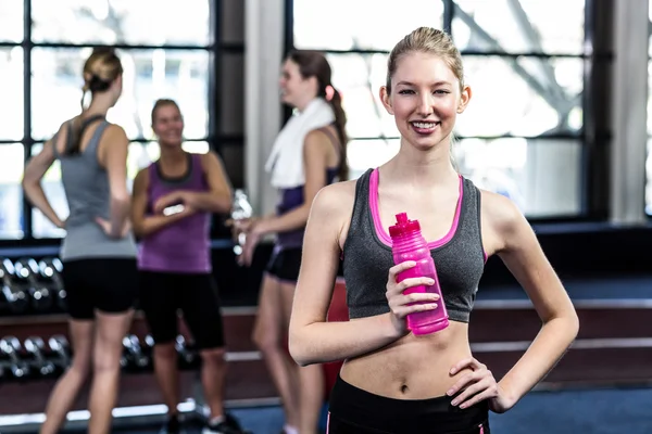 Lachende vrouw met fles water poseren — Stockfoto