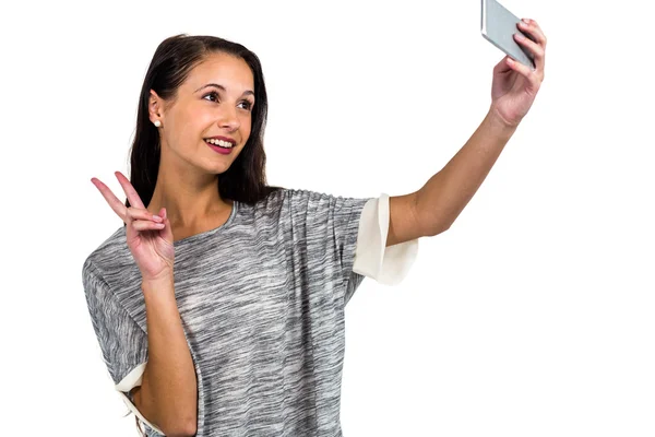 Mulher sorridente tomando selfie — Fotografia de Stock