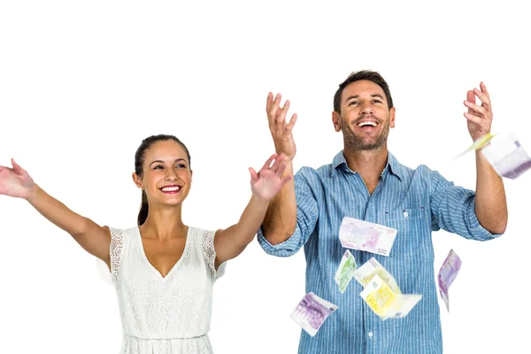 Szczęśliwa para wyrzucanie pieniędzy — Zdjęcie stockowe