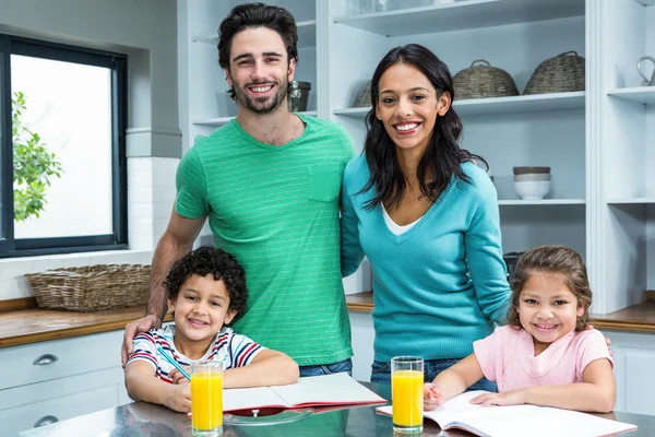 Familia sonriente en la cocina — Foto de Stock