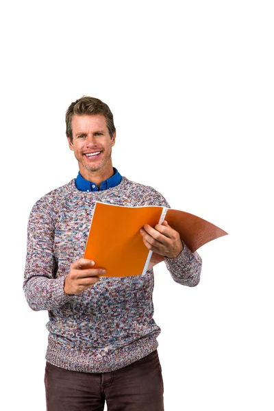 Портрет улыбающегося мужчины с книгой в руках — стоковое фото