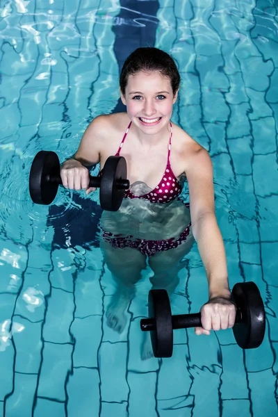 Mosolyogva illeszkedik a nők vízi aerobik — Stock Fotó