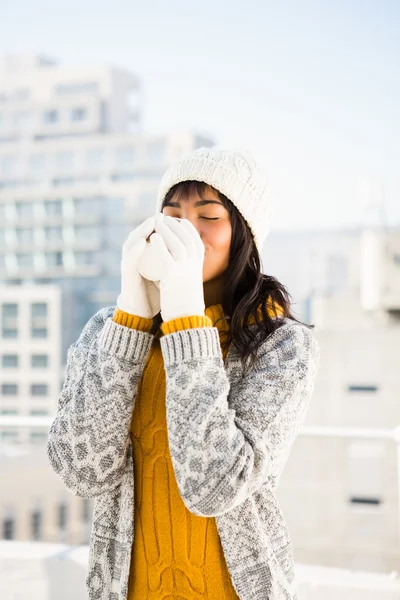 冬の服を着て女性の笑みを浮かべてください。 — ストック写真