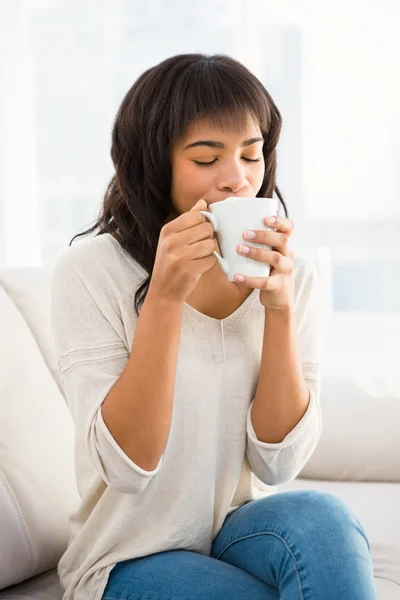 Leende kvinna dricker en kaffe — Stockfoto