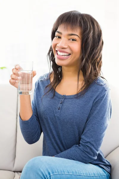 Kvinna som håller ett glas vatten — Stockfoto