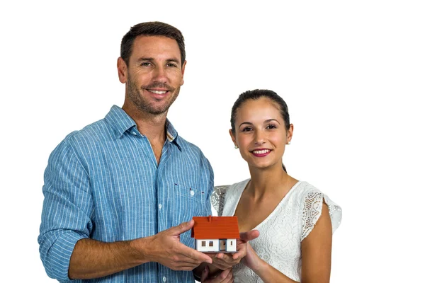 Άνδρας και γυναίκα, κρατώντας το σπίτι μοντέλο — Φωτογραφία Αρχείου