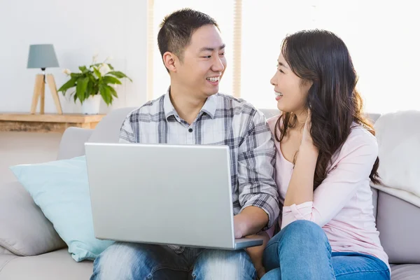 使用便携式计算机的快乐年轻夫妇 — 图库照片