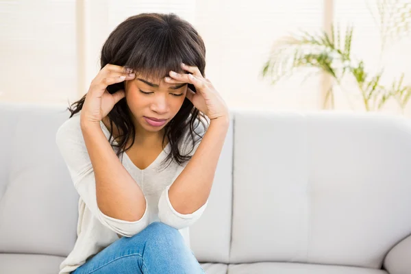 Benadrukt vrouw met haar hoofd op Bank — Stockfoto