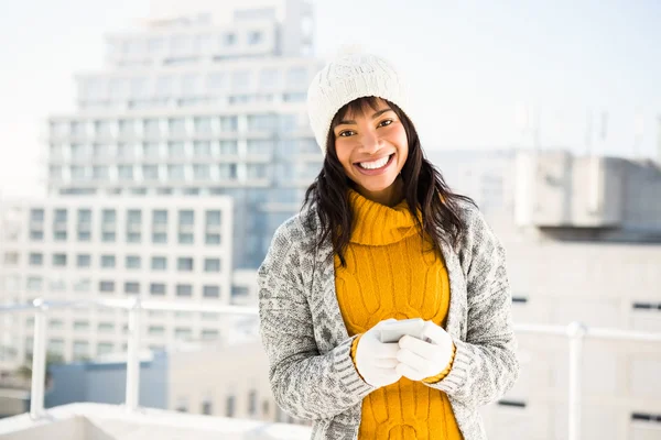 冬の服を着て女性の笑みを浮かべてください。 — ストック写真