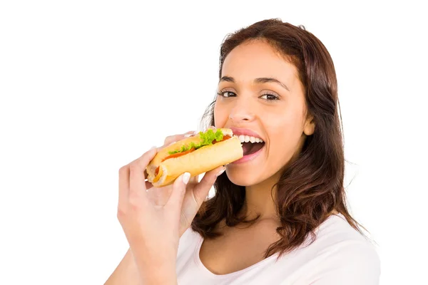 Mujer sonriente comiendo sándwich — Foto de Stock