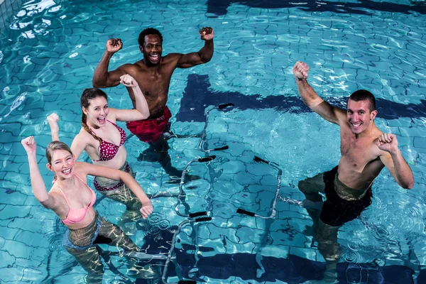 Aqua aerobik sınıf yaparken insanların uygun — Stok fotoğraf