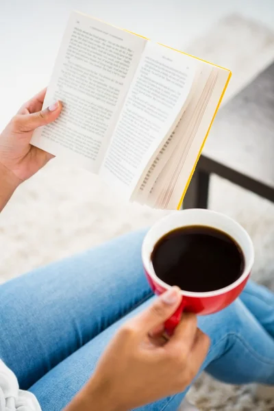 Vrouw met koffie leesboek — Stockfoto