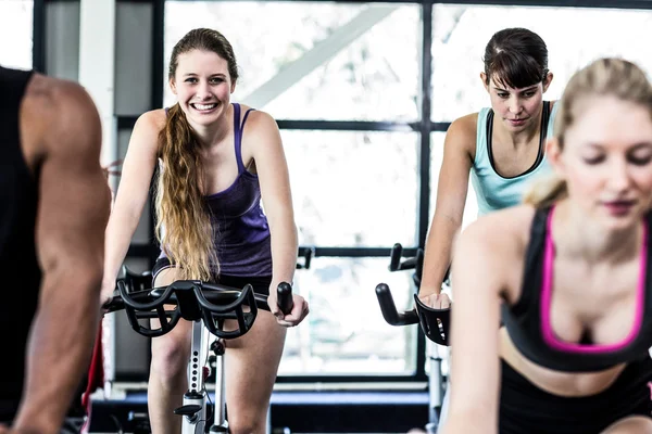 Fit femmes travaillant à la classe de filature — Photo