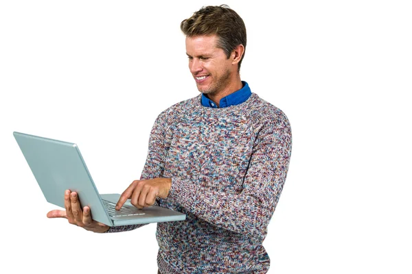 ノートパソコンを使った笑顔の男 — ストック写真