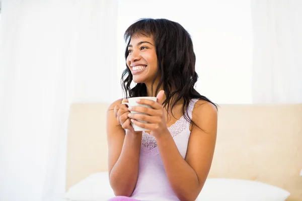 Alkalmi mosolygó nő gazdaság egy csésze kávé — Stock Fotó