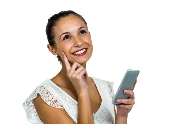 Sonriente mujer reflexiva sosteniendo teléfono inteligente — Foto de Stock