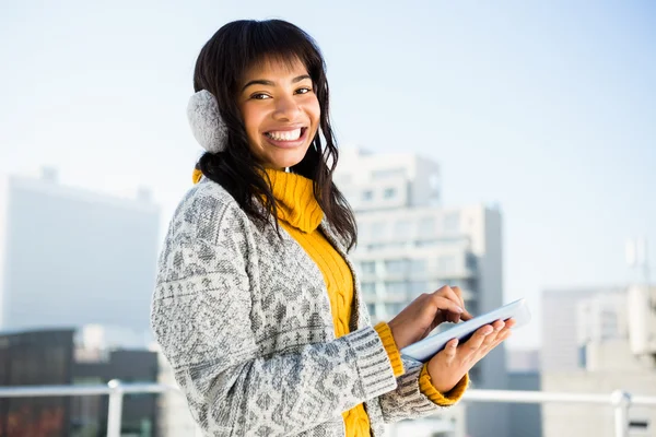 Mulher sorridente vestindo roupas de inverno — Fotografia de Stock