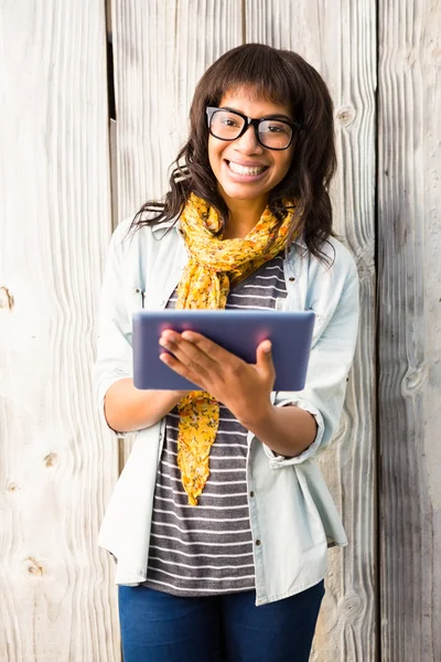 Donna sorridente casuale utilizzando tablet — Foto Stock