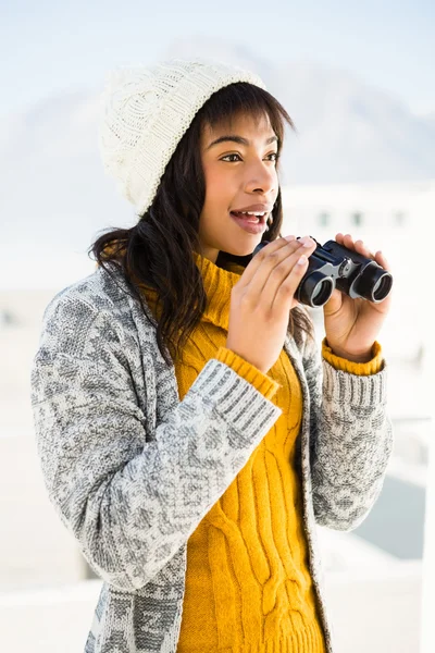 Mujer sonriente usando ropa de invierno — Foto de Stock