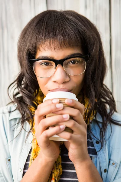 Mujer casual sonriente posando con gafas — Foto de Stock