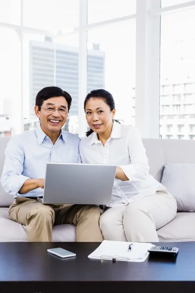 Smiling man at home on couch — Stock Photo, Image