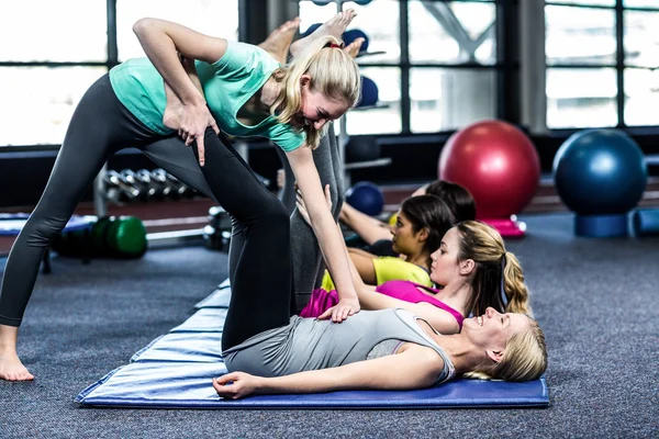 Fit lächelnde Gruppe beim Stretching — Stockfoto