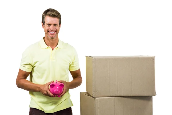 Hombre feliz sosteniendo alcancía rosa —  Fotos de Stock