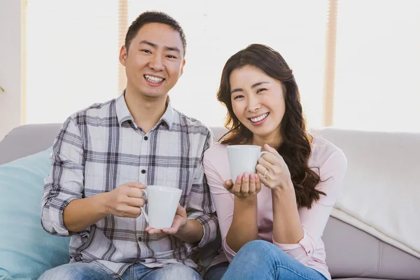 Ritratto di coppia felice con in mano una tazza di caffè — Foto Stock