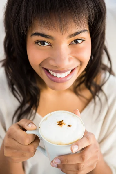 Femme souriante buvant un café — Photo