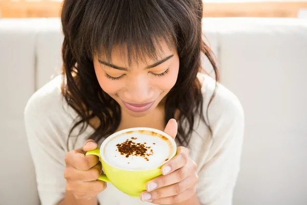 Kaunis nainen nauttii cappuccino — kuvapankkivalokuva