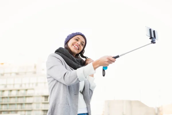 Mujer feliz usando palo selfie — Foto de Stock