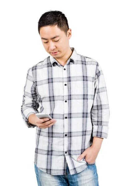 Junger Mann mit Smartphone — Stockfoto