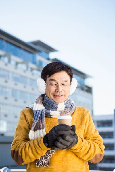 Oudere Aziatische man met koffie te gaan — Stockfoto