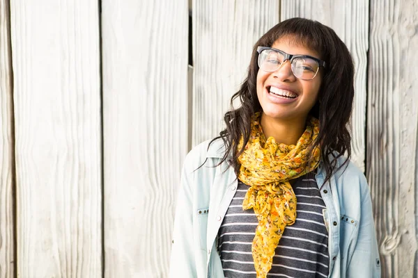 Lächelnde, lässige Frau posiert mit Brille — Stockfoto