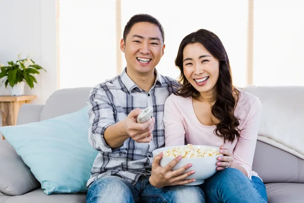 Retrato de pareja feliz sentada en el sofá — Foto de Stock